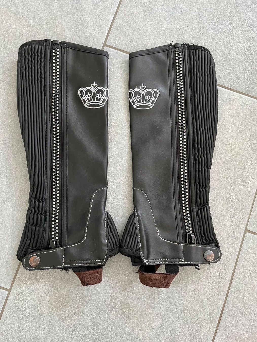Stinchiere & Fasciature: Reitchaps mit Glitzersteinen – Usato da Alpnachstad venduto da Kingpython