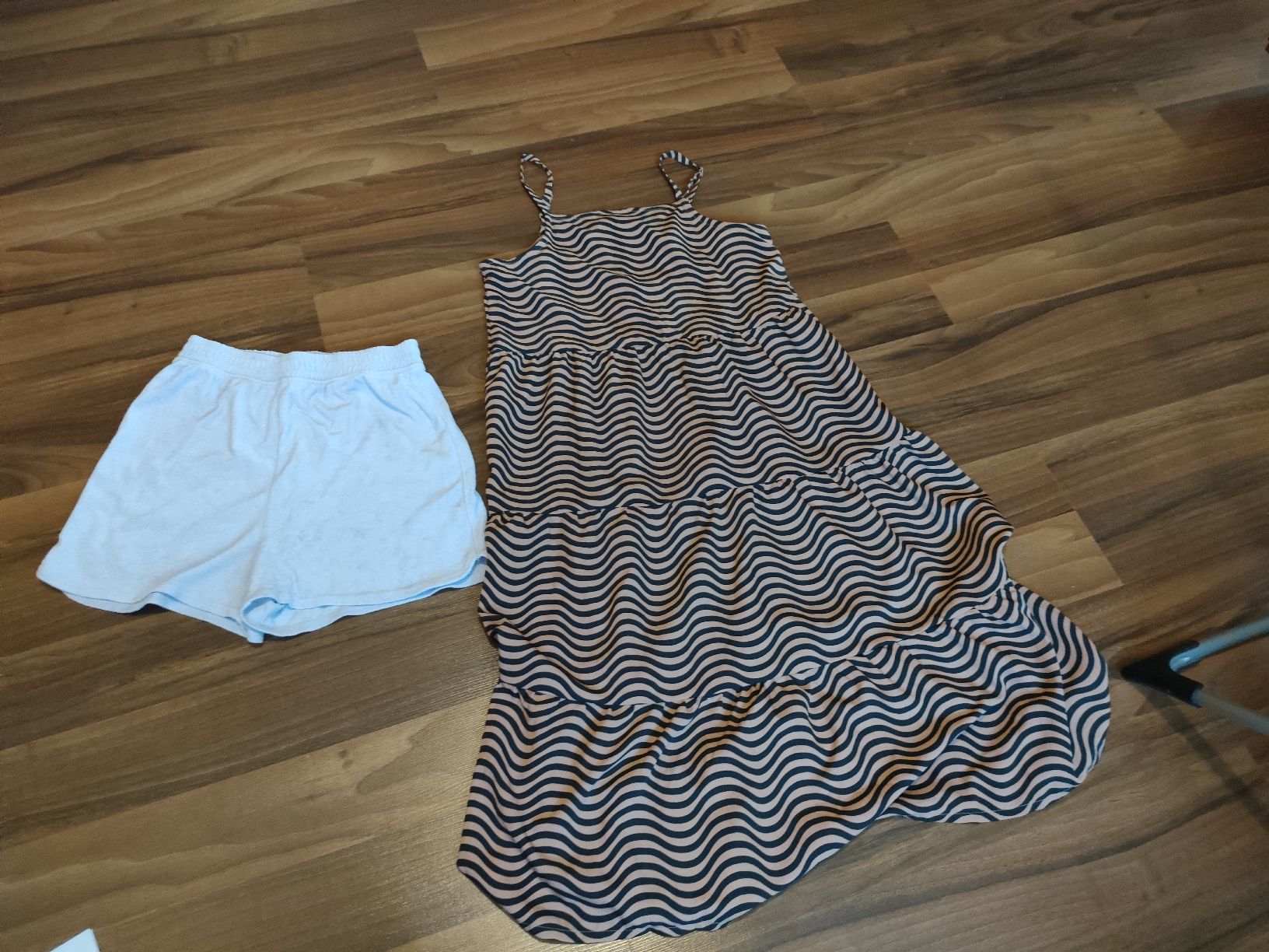 H&M Lotti & Set di vestiti: Kleid und kurze Hose H&M 158 – Usato da Leuggelbach venduto da Schreiner21