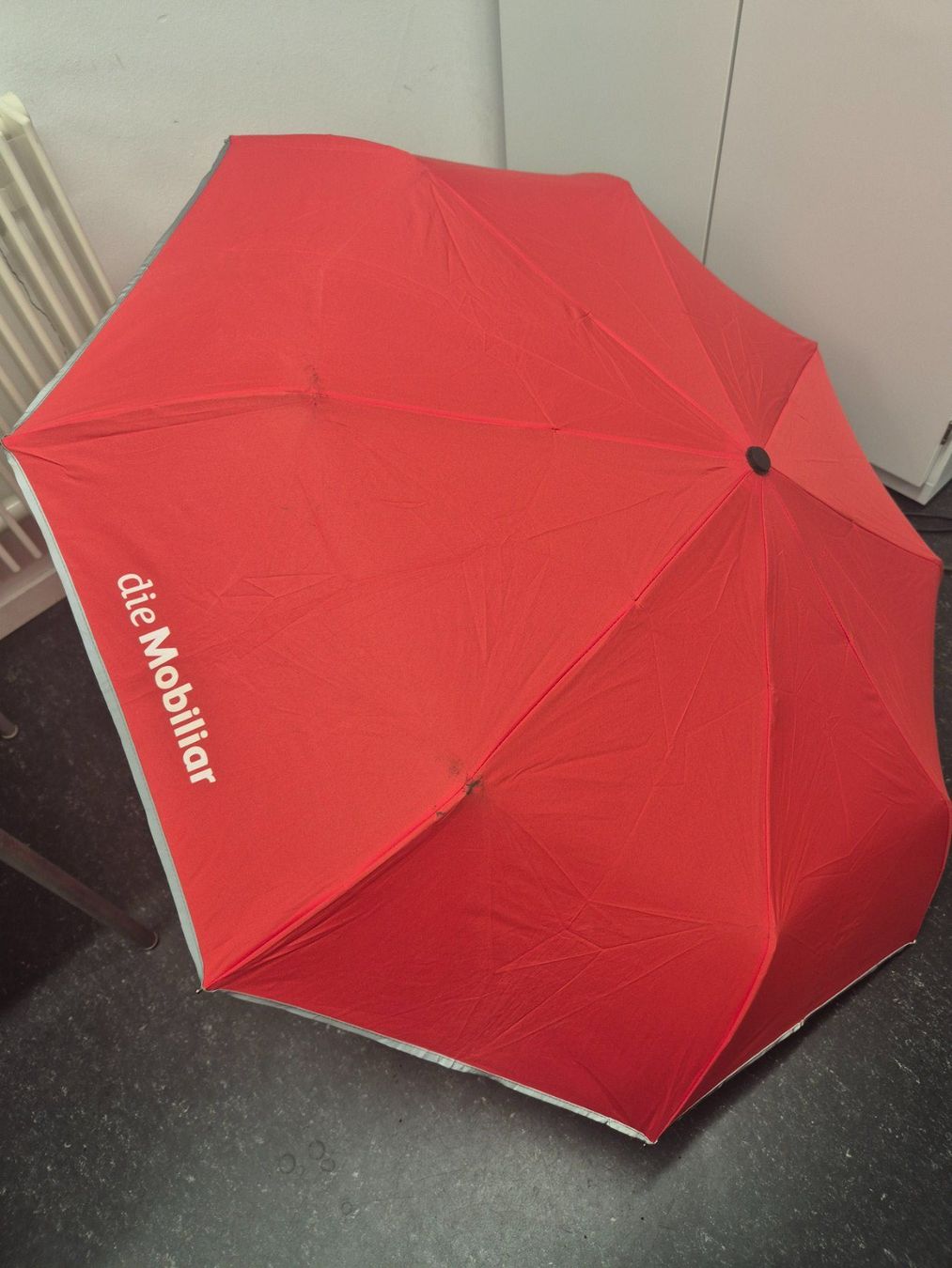 Ombrelli: 2 Regenschirme "Mobiliar und Roche" – Usato da Luzern venduto da lupol_Verwertungen 1