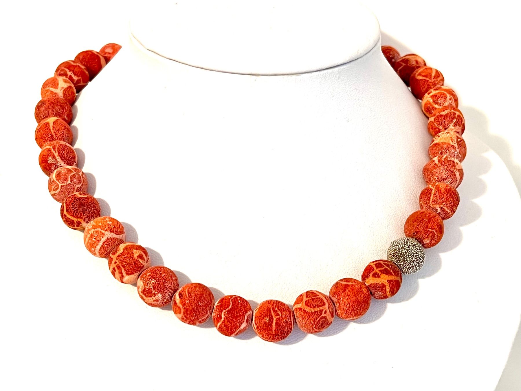 Colliers: Rote Korallen Halskette mit Sterling Silber – Neuf avec emballage d'origine à Rüschlikon par ThereseJewelryDesign 1