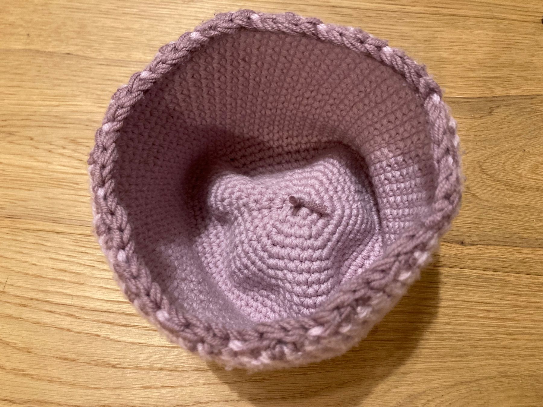 Sonstige Mädchenkleider: Handgemachte, gestrickte Mütze mit Bommel, Lila – Gebraucht aus Oberstammheim von Annatina11 1