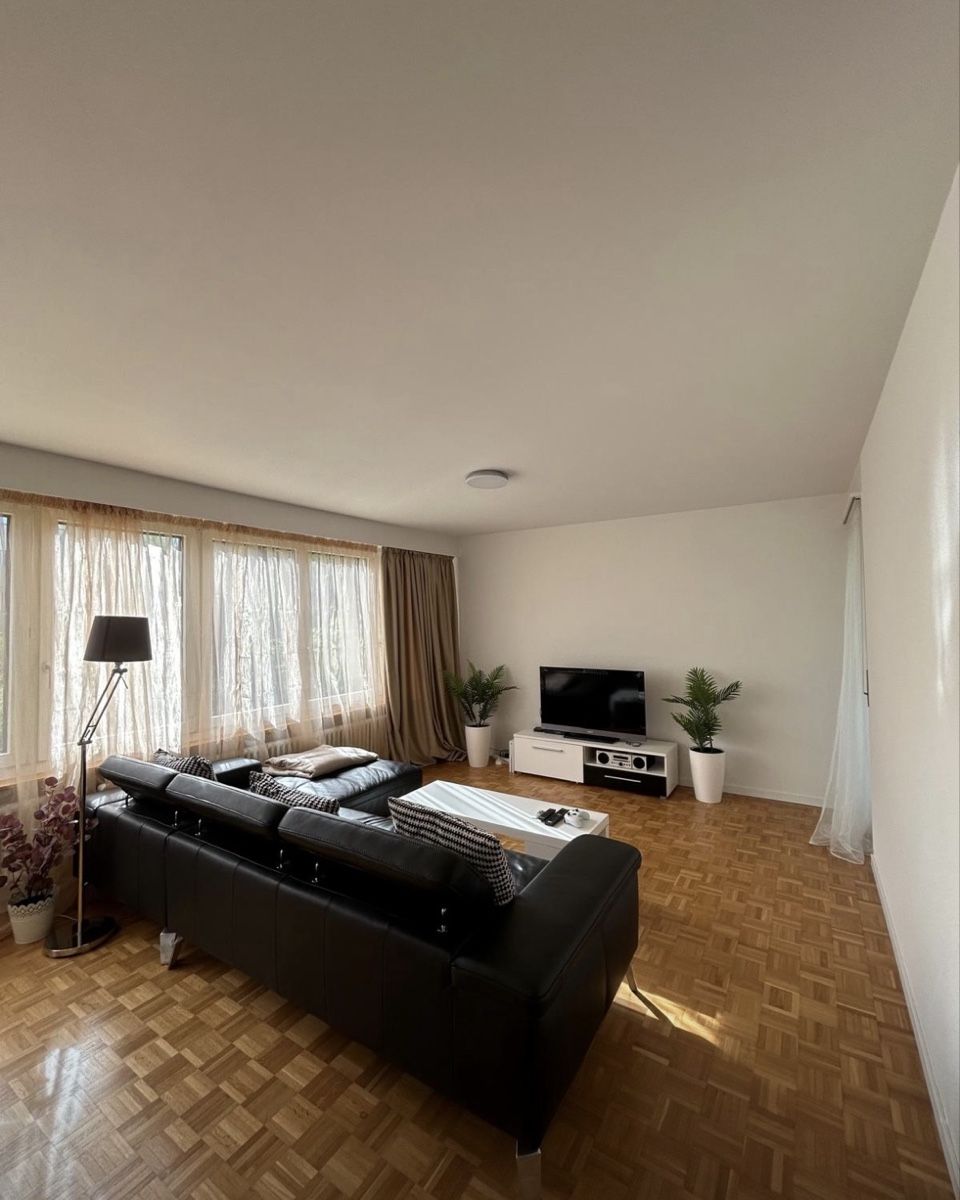 Divani: Schwarzes Ecksofa aus Leder in gutem Zustand – Usato da Wiesendangen venduto da sophia.romina 1