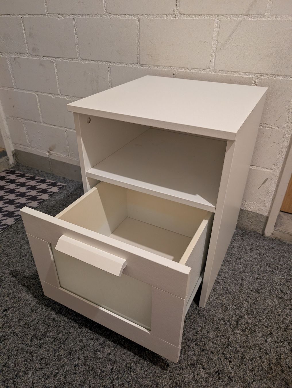 Ikea Tables de nuit: Nachttisch weiss IKEA – D'occasion à Adligenswil par cel_l7zj 1