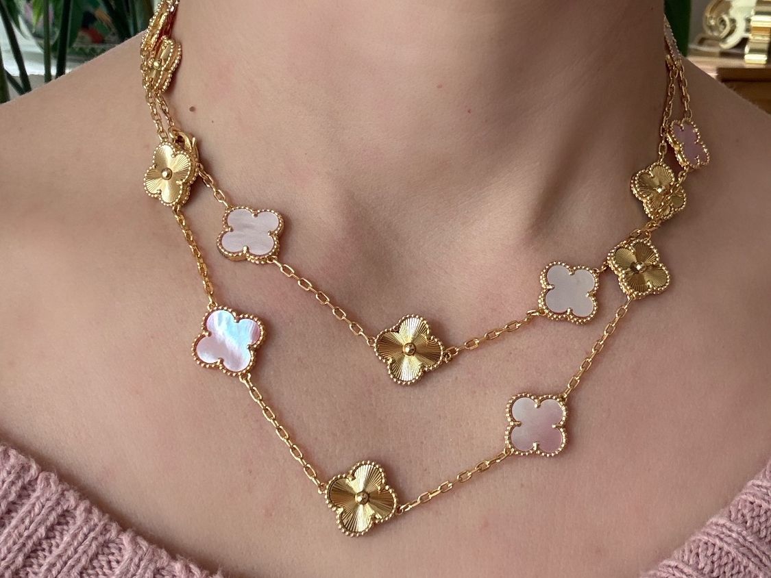 Catenine: Collier Jardin de Trèfles roses – Nuovo e nell'imballaggio originale da St-Maurice venduto da Sandrinette123
