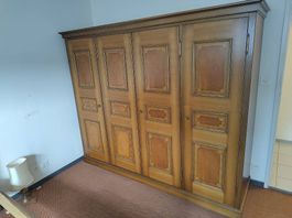 Toller Kleiderschrank aus den 70ern mit Geheimfach im Boden