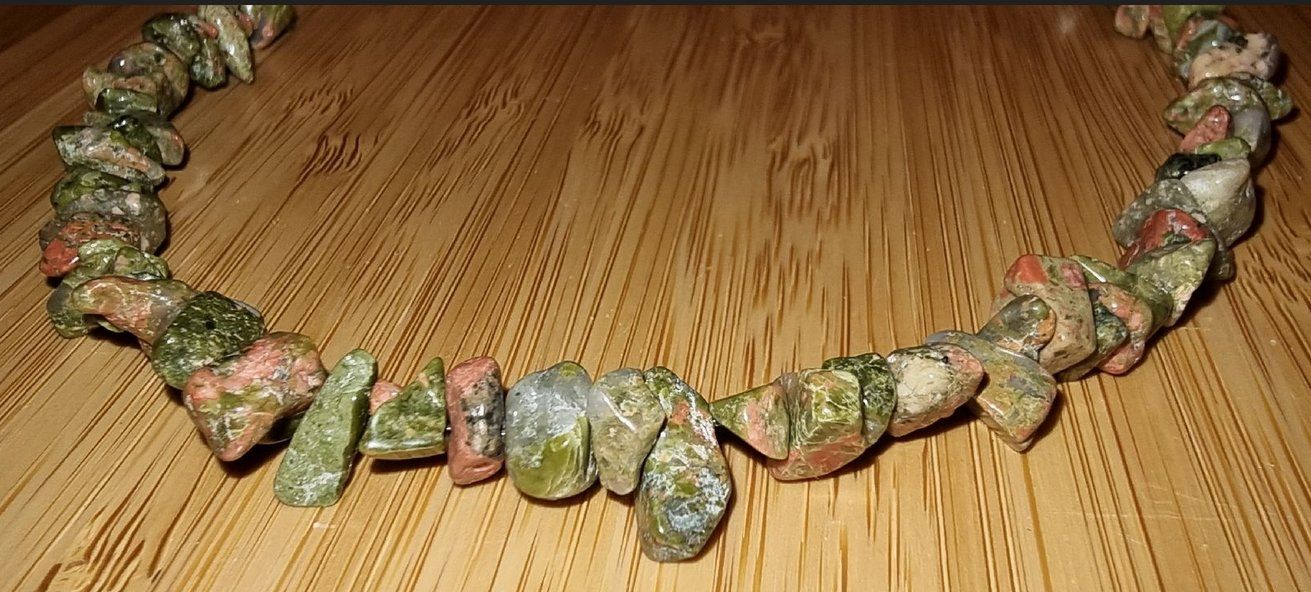 Catenine: Halskette Splitter Unakit- Epidot 51cm. – Nuovo e nell'imballaggio originale da Zetzwil venduto da Sonneblueme987 1