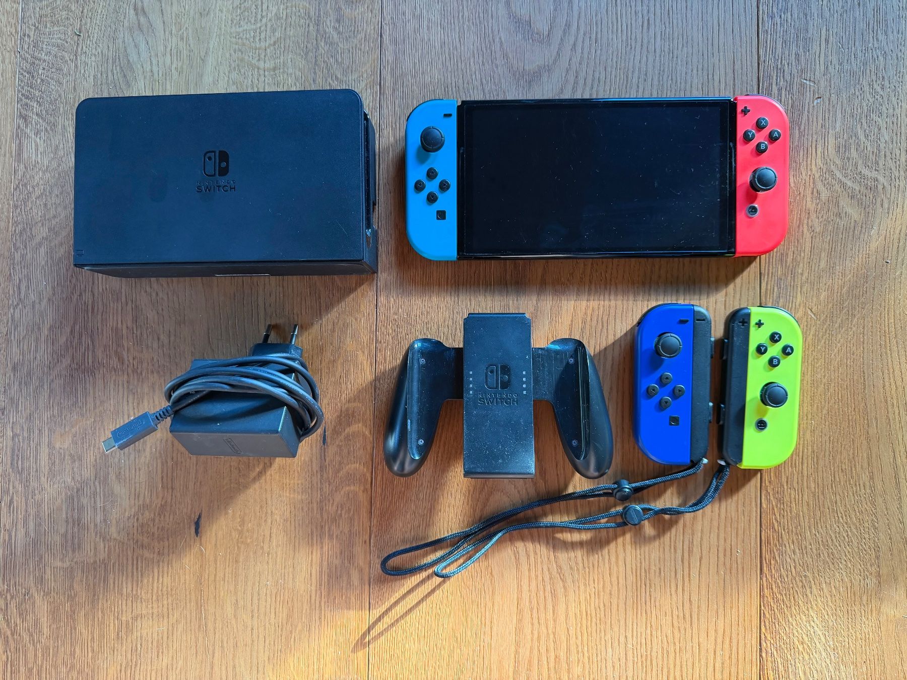 Nintendo Consoles: Nintendo Switch Oled und 4 paar Joy Cons – D'occasion à Sils im Domleschg par GabrielaF02