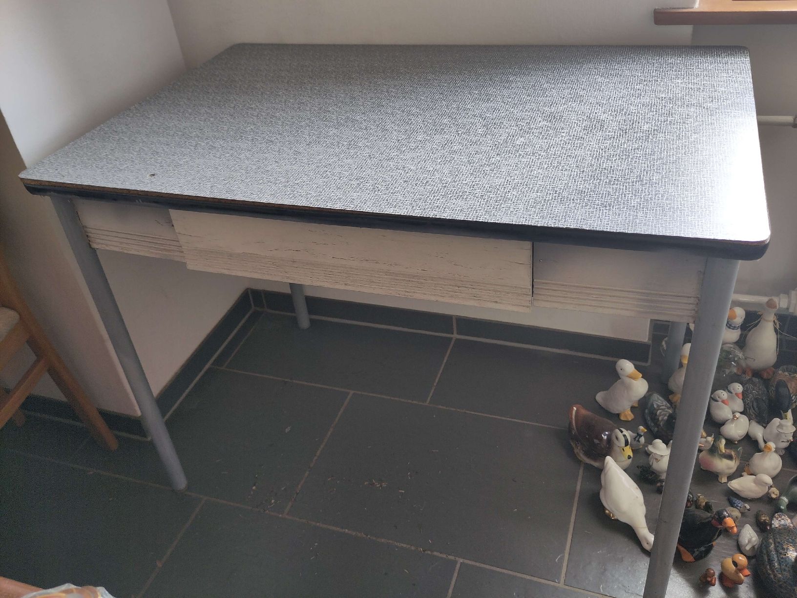 Tische: Retro Tisch mit Schublade, grau gemustert – Gebraucht aus Derendingen von Biberister