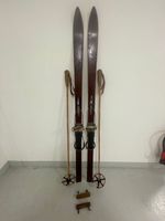 Ski (H 2), alte Holzski mit Holzklammern und Stöcken