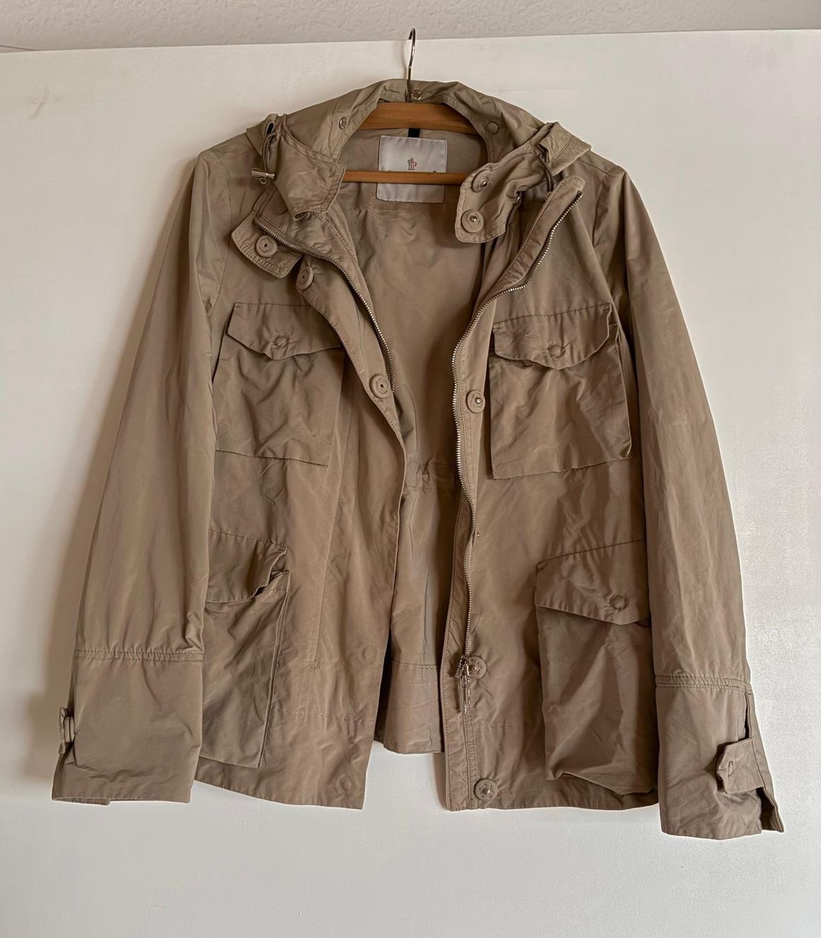 Moncler Giacche: Moncler Sommerjacke, Beige, Grösse 36-38 – Usato da Dübendorf venduto da Tambalori