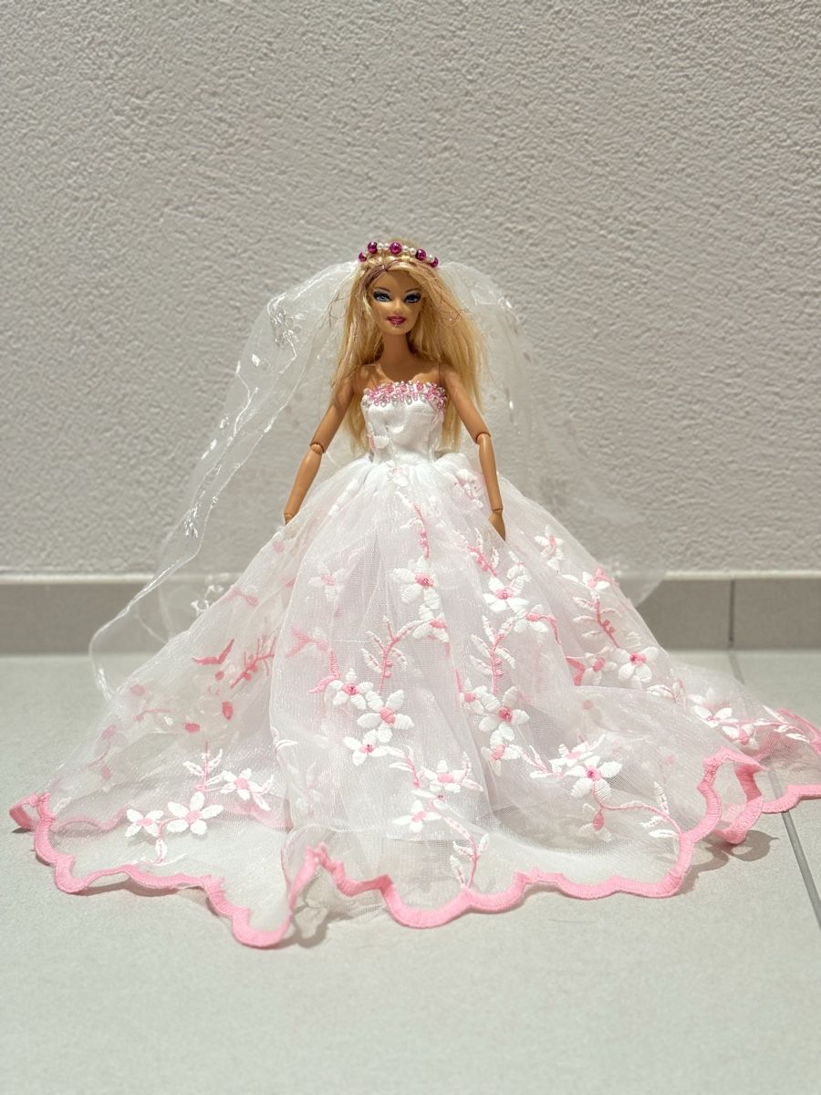 Poupées: Barbie mit Kleid – D'occasion à Zufikon par PQP