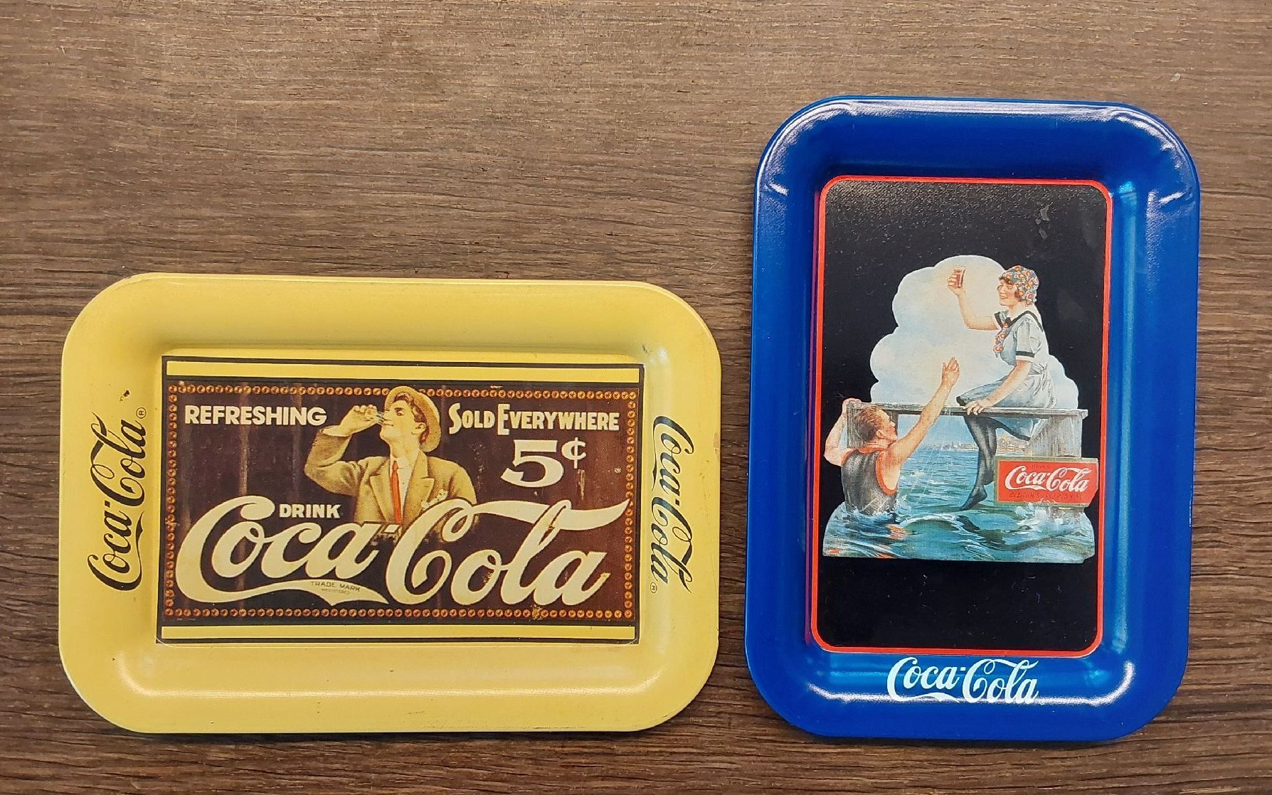 Plateaux: 2 Stück Serviertabletts Motiv Coca Cola – D'occasion à Köniz par scopello12