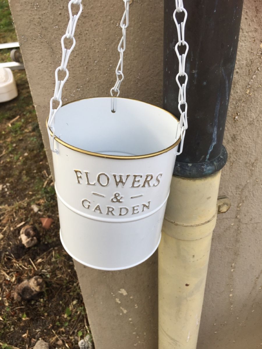 Vasi per fiori: Blumentopf weiss mit Kette Metall  – Usato da Bärschwil venduto da Ranron1970 1