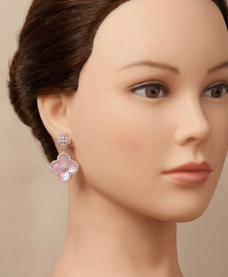 Boucles d'oreille: Boucles d’oreilles Trèfle Rose – Neuf avec emballage d'origine à St-Maurice par Sandrinette123 1