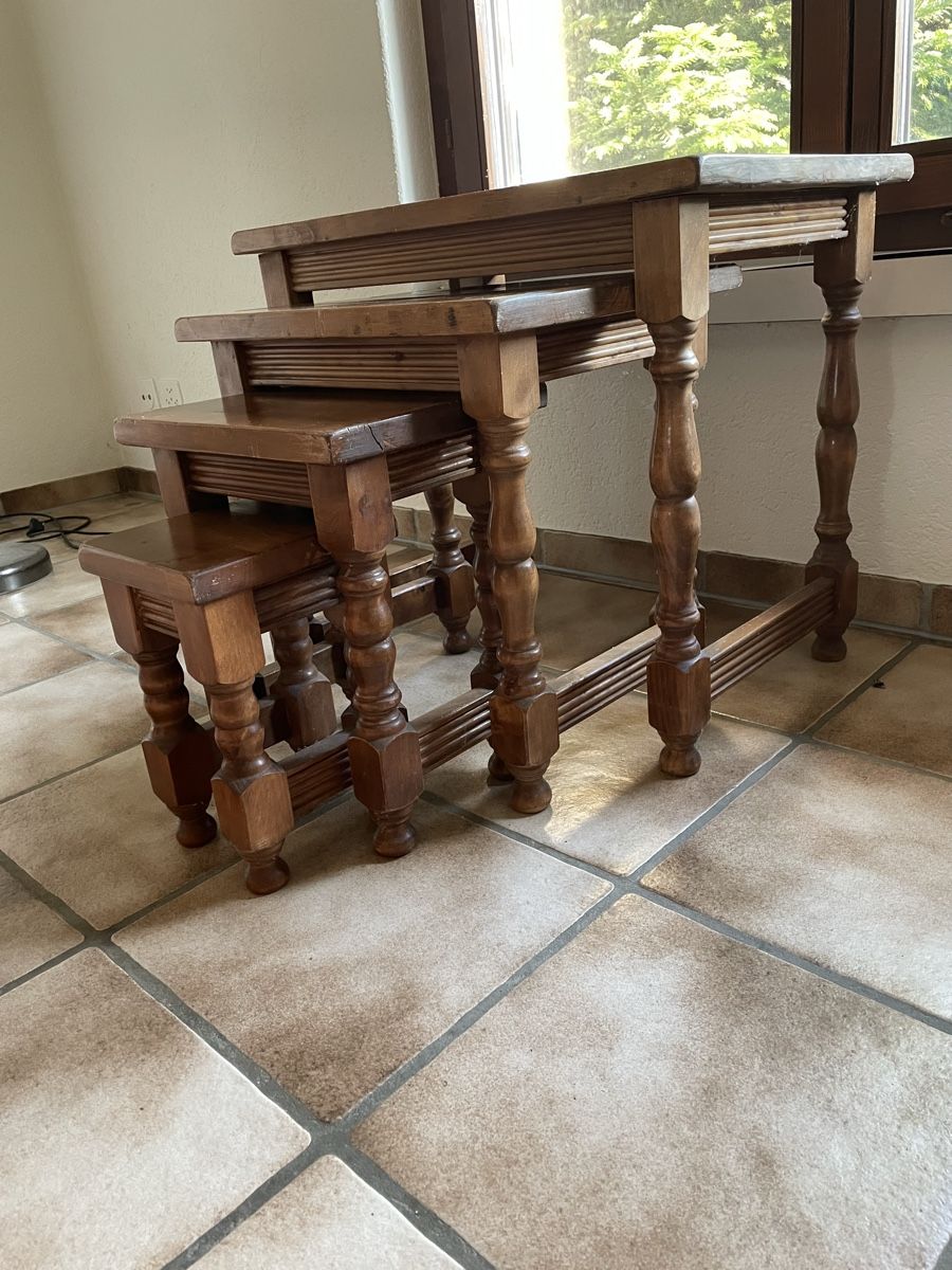 Set di tavolo e panche: Holz-Beistelltische  – Usato da Volketswil venduto da Iki4Sales