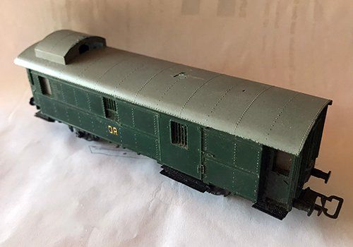 Modellini di ferrovie: HO Eisenbahnwaggon Postwagen DR – Usato da Unterramsern venduto da Havana01 2