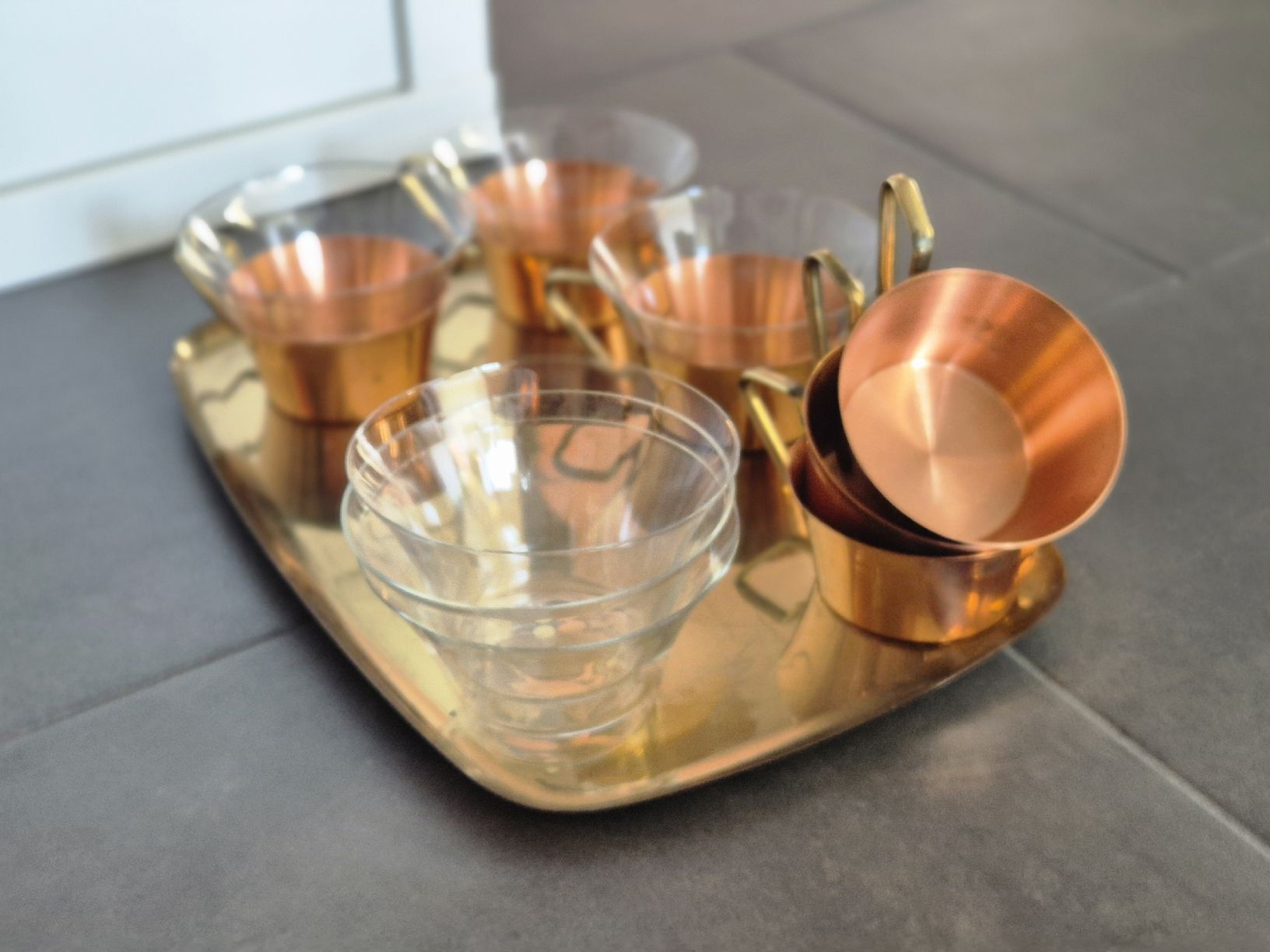 Set di piatti: Tassenset mit Tablett Kupfer Glas gebraucht – Usato da Niederglatt ZH venduto da TL__ 1