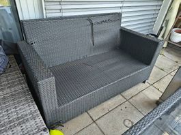 Garten Lounge - Rattansofa und Tisch