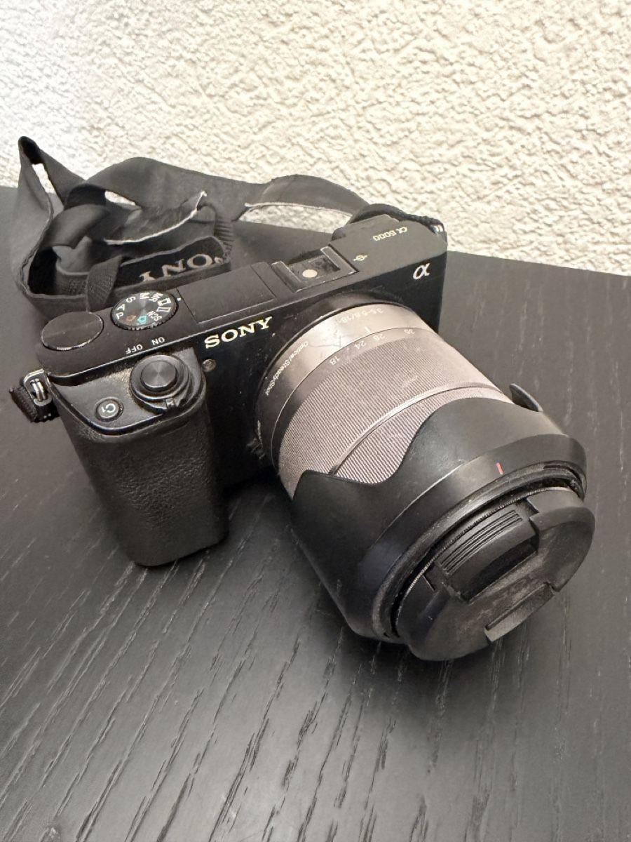 Sony Fotocamera: Sony Alpha 6000 mit Objektiv und UV Filter Originalverpackun – Usato da Horw venduto da trialu 1
