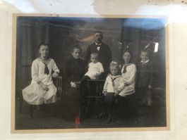 Altes Familienfoto im Rahmen - Zeitreise in die Vergangen...
