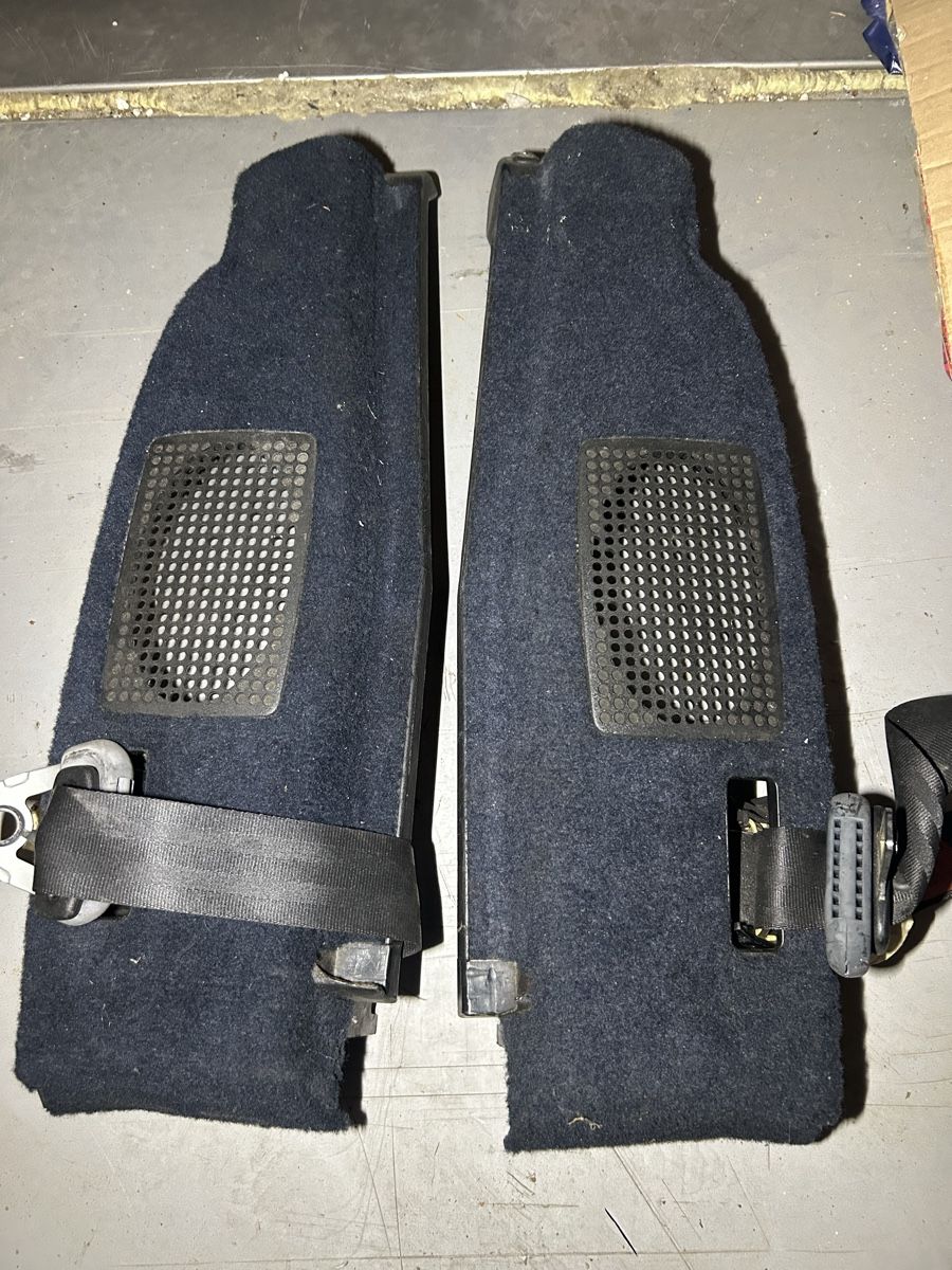 Volkswagen Tutti pezzi di ricambio auto: VW Golf 2 - Halter Hutablage Blau – Usato da Gampelen venduto da ste_r6hj
