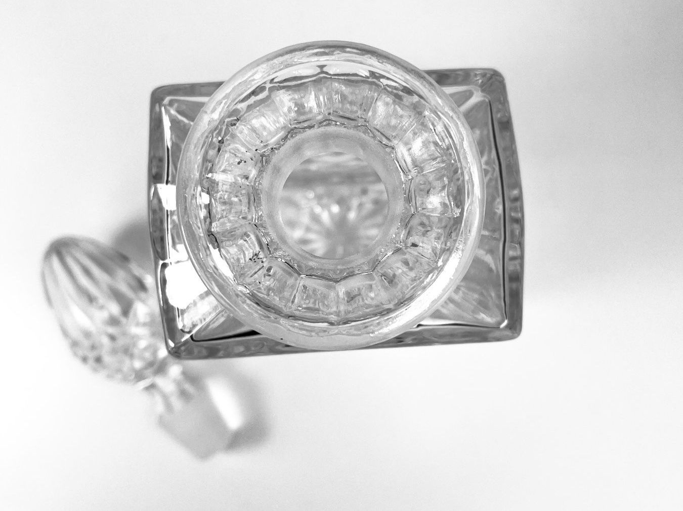 Caraffe: Elegante Kristallkaraffe/Whiskeykaraffe mit Glasstopfen – Usato da Zürich venduto da Arche_Brockenhaus 7