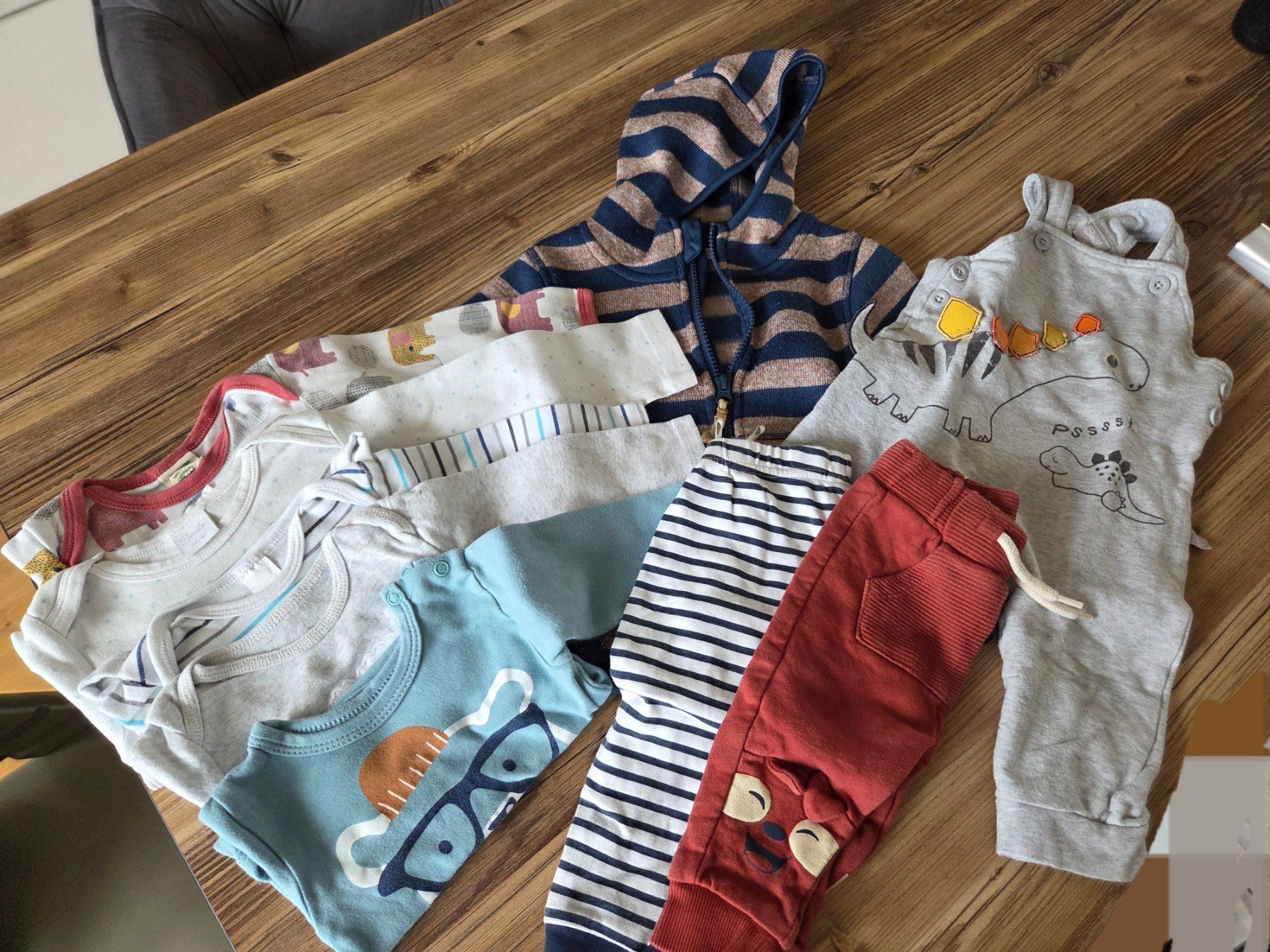 Lotti & Set di vestiti: Kleiderset Junge Gr. 74 – Usato da Rupperswil venduto da ecko_red