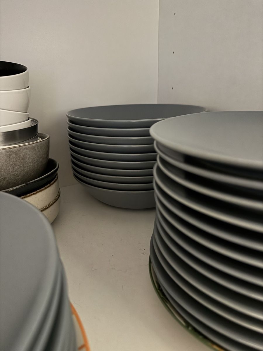 Ikea Set di piatti: Minimalistisches graues Tellerset – Usato da Robasacco venduto da ydna__ 5
