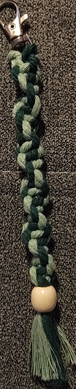 Portachiavi: Handmade Macrame Keychain with Tassel - Green Tones – Nuovo (secondo la descrizione) da Grindelwald venduto da sim_py8j 1