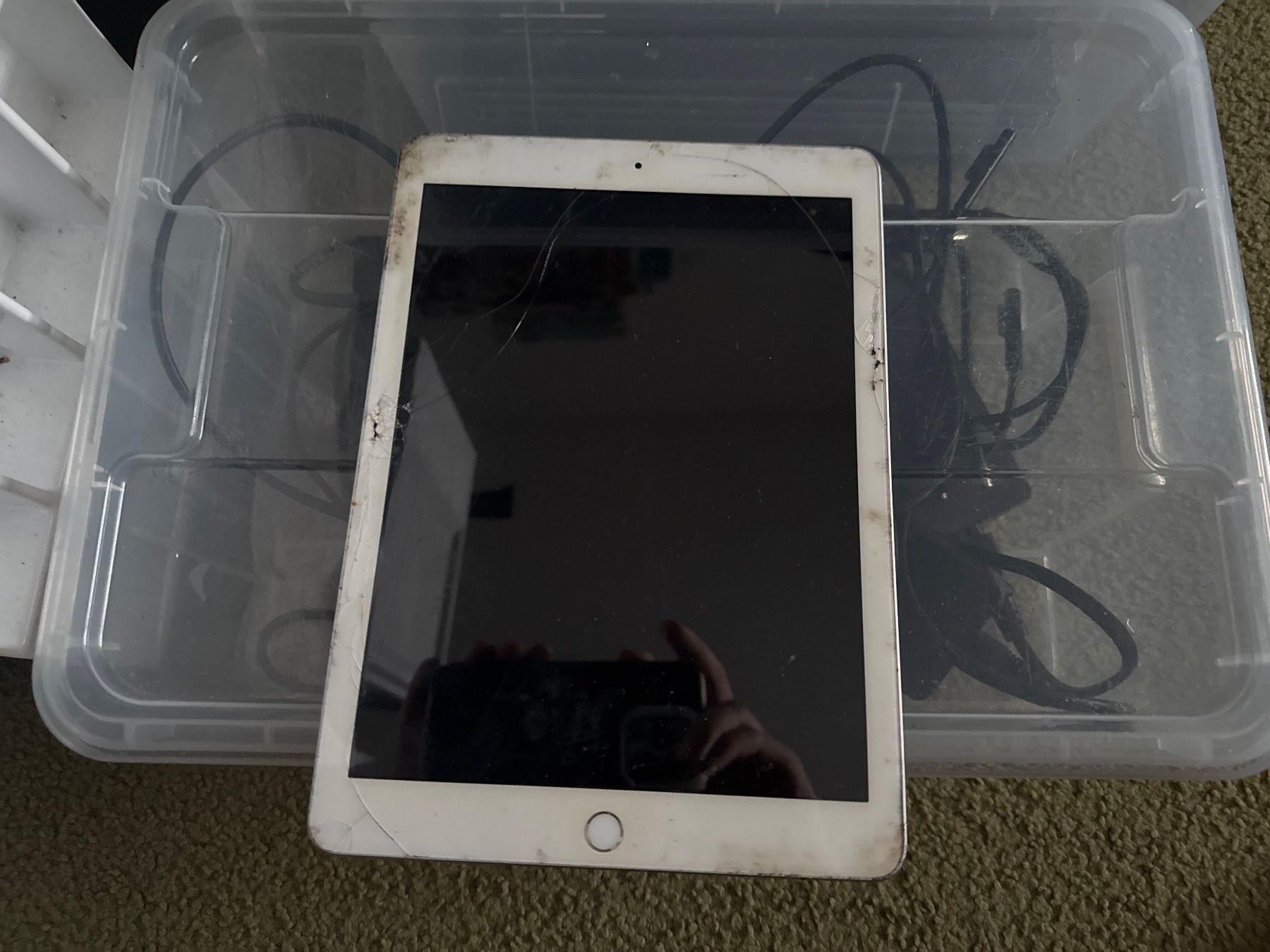 Apple Tablet PC: Ipad 5. Gen 32gb  - A1822 - ohne icloude – Defekt aus Olten von HoYa01 2