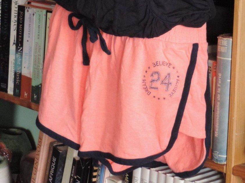 Pantalons: short rose – D'occasion à Genève par Axelle333 1