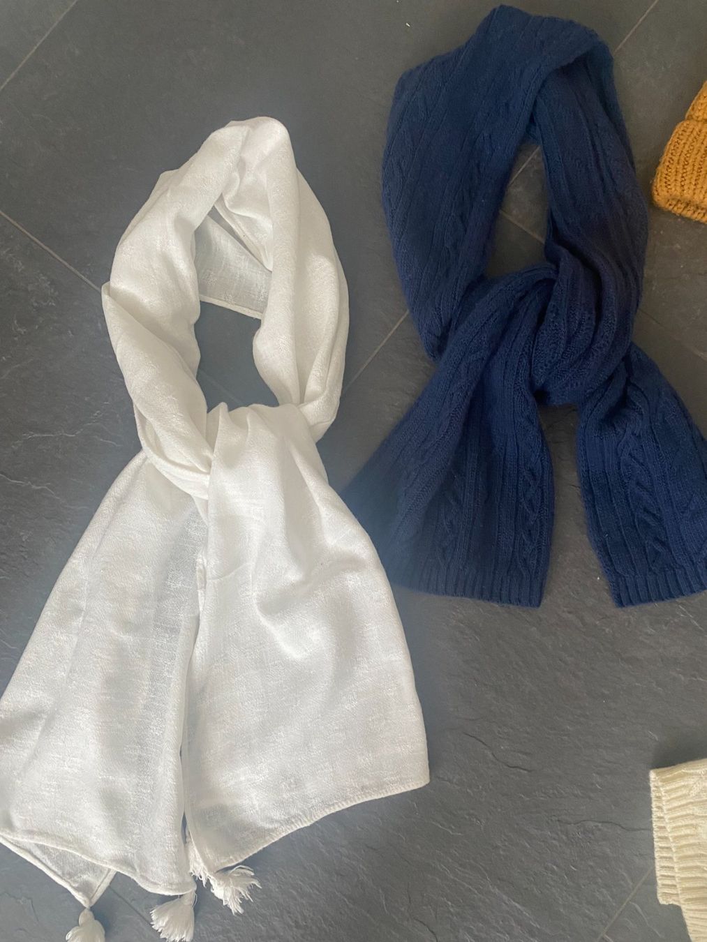 Lotti & Set di vestiti: 8 Stk. Mädchen Set Schal/Mützen/Kappen – Usato da Bonstetten venduto da VCLS 4