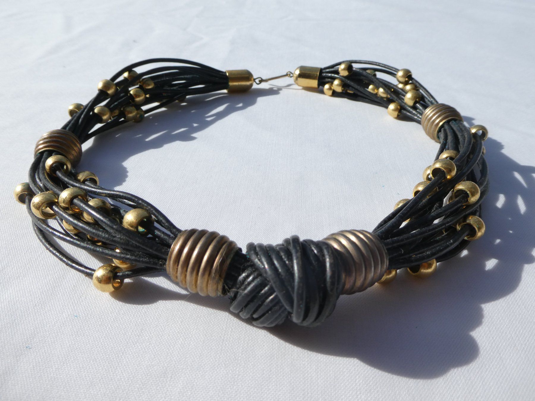 Catenine: Vintage-Ledercollier mit Metallakzenten – Usato da Gattikon venduto da kaandooh 1
