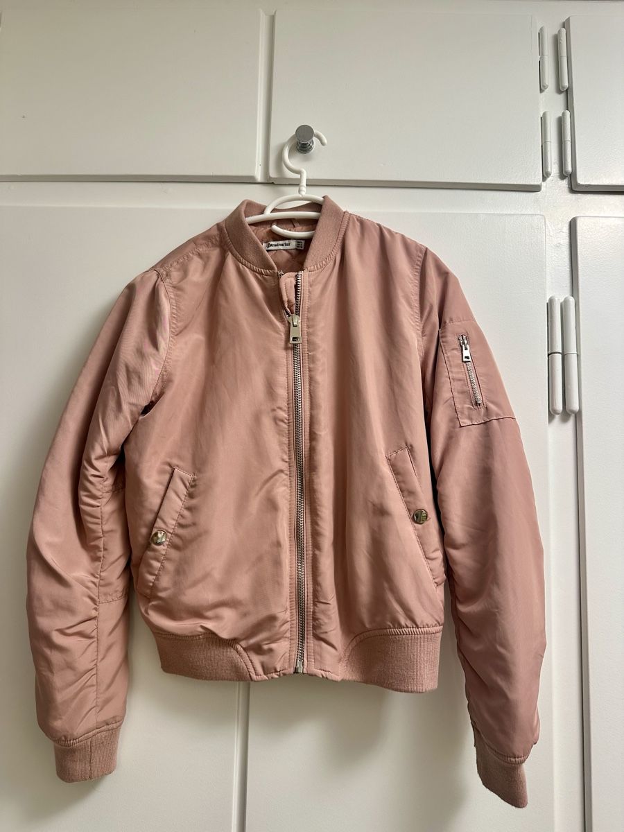 Stradivarius Giacche & Cappotti: Bomber jacket Stradivarius pink size S good condition – Usato da Zürich venduto da juz_2t2j