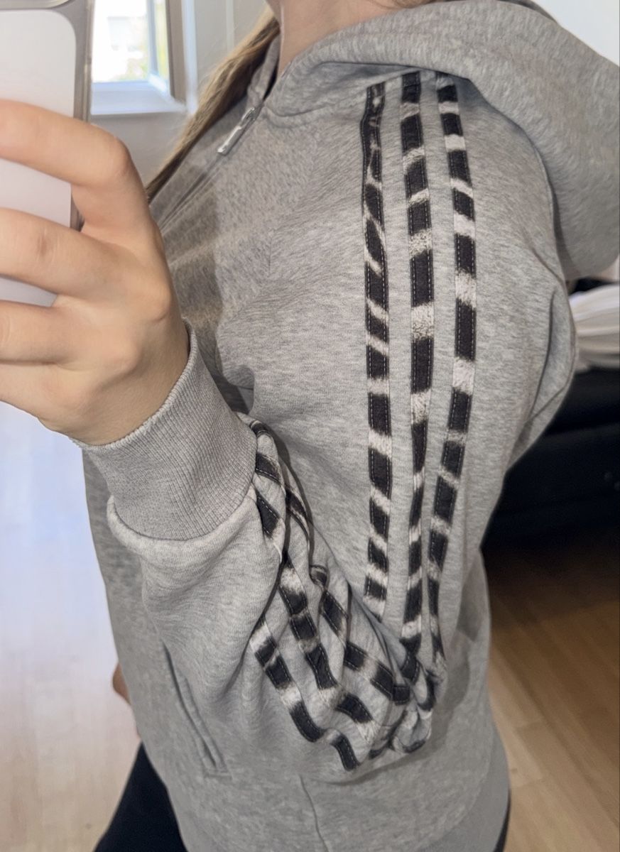 Adidas Giacche: ADIDAS GREY ZEBRA HOODIE – Usato da Genève venduto da yav_9r9f 1