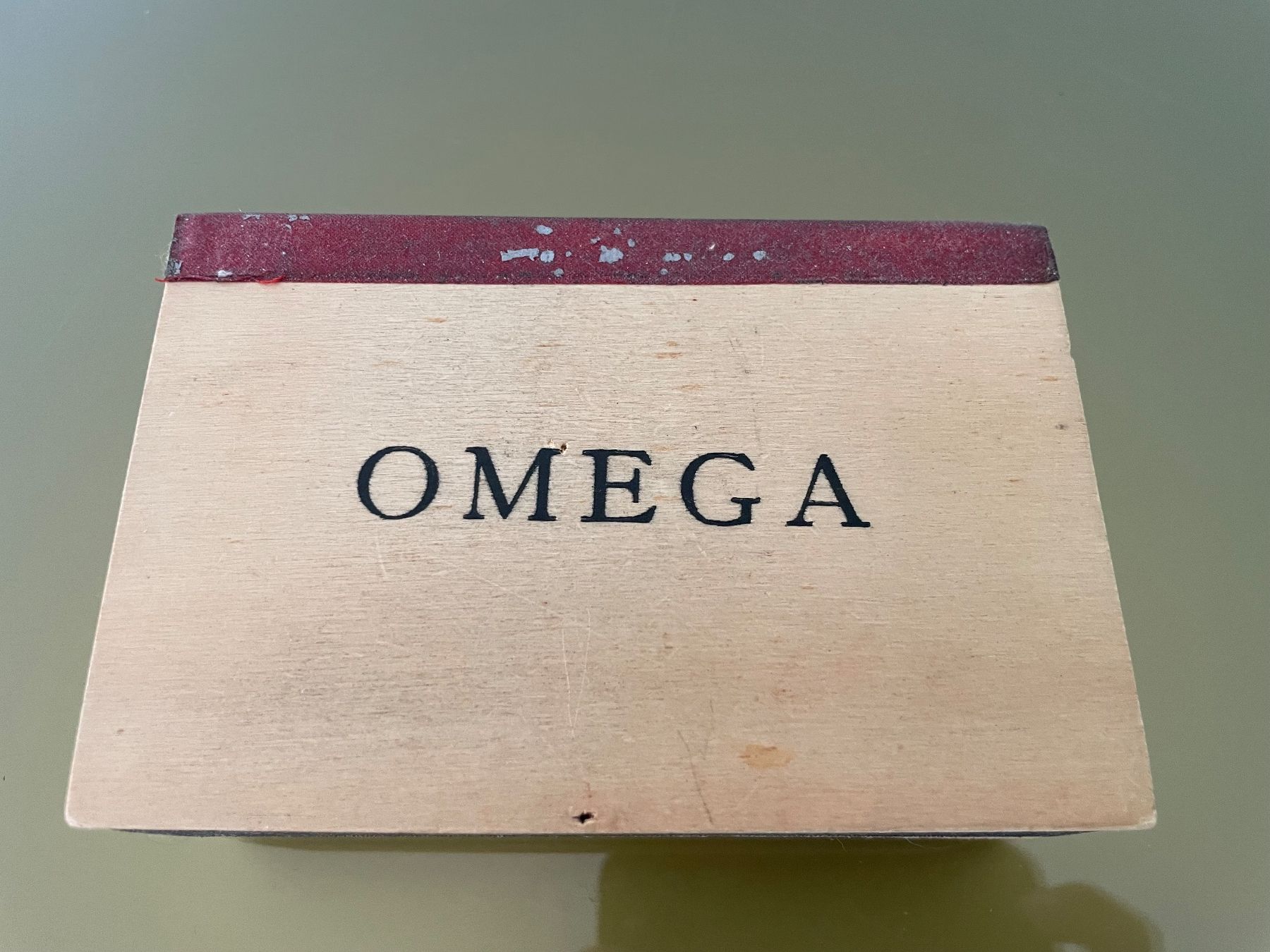 Omega Uhrenboxen: Omega Holzbox Vintage – Gebraucht aus Sutz von fx05