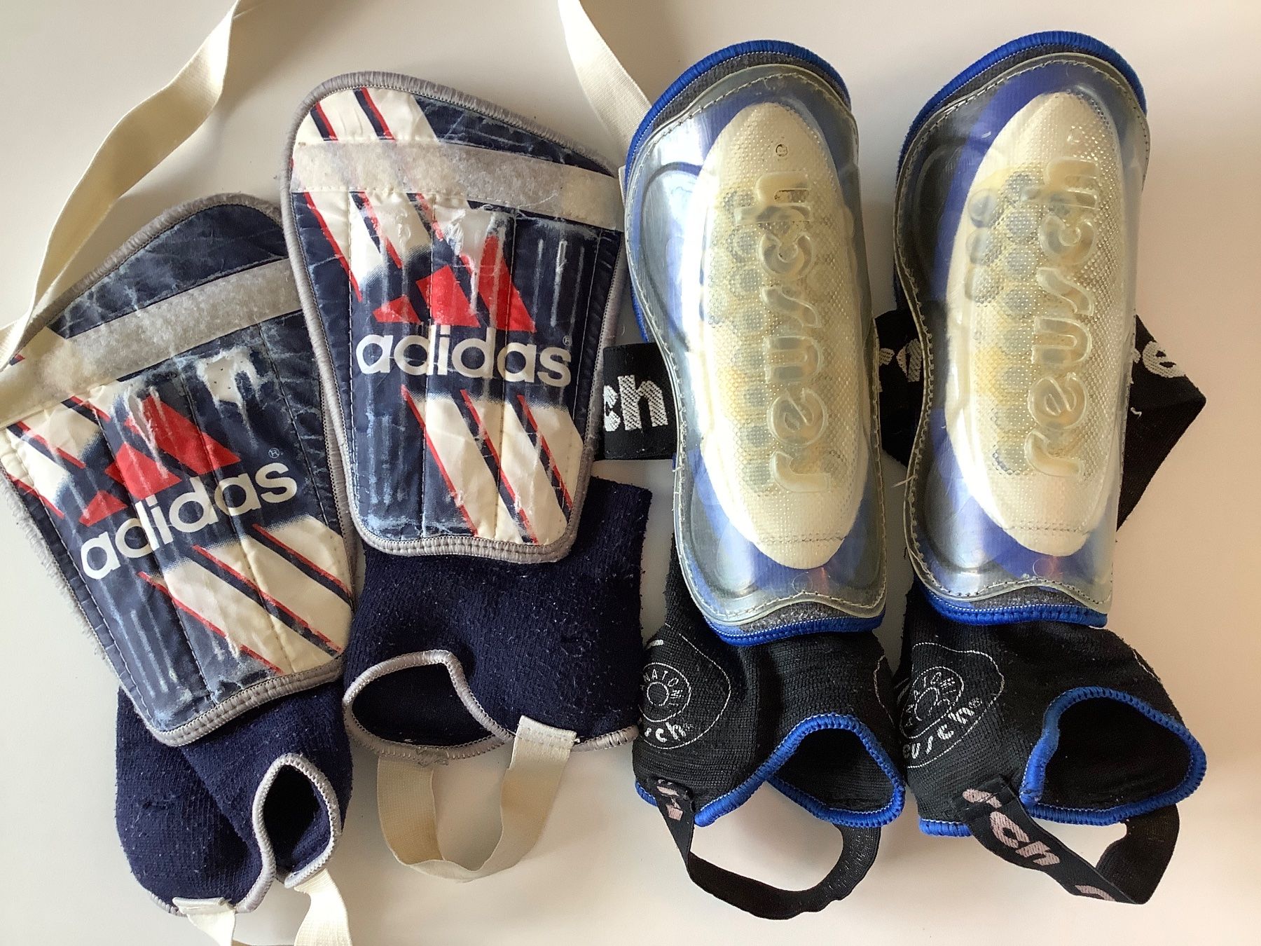 Reusch Protezioni & Imbottiture: Zwei Paar Schienbeinschoner – Usato da Triesen venduto da boston7