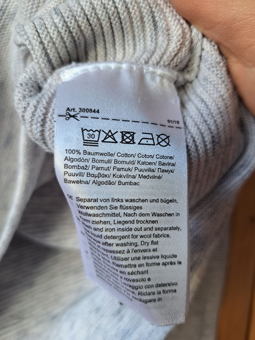 Maglioni & Felpe: Hellgrauer Baumwollpullover – Locker & Stylisch – Usato da Taverne venduto da SelenaR. 5