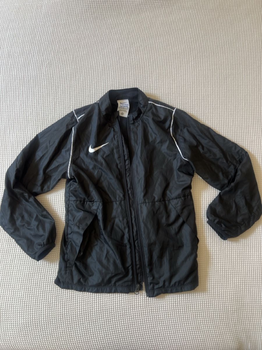 Nike Jacken & Mäntel: Nike Regenjacke Windbreaker schwarz – Gebraucht aus Bern von Valeskas