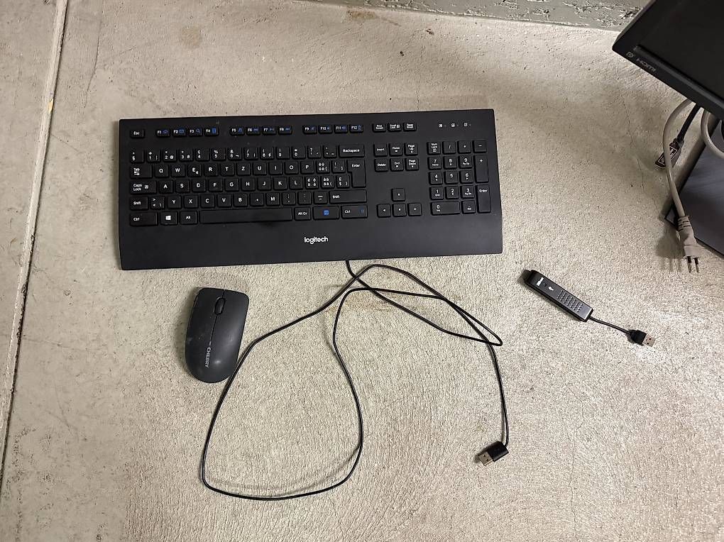 Monitor: Ganzes Homeoffice Setup mit Asus Bildschirm – Usato da Zürich venduto da R7788 1
