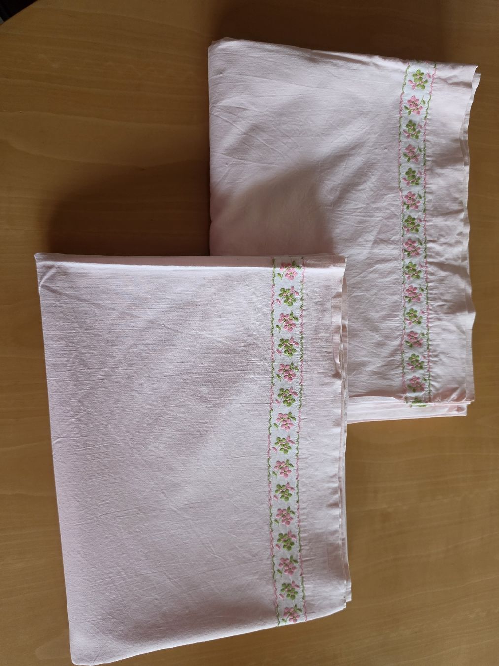 Bettwäsche: Zwei oberleintuch rosa mit Blumenbordüre – Gebraucht aus Uetendorf von .Eidgenosse. 1