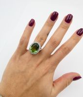 1 RING MIT GRÜNEM TURMALIN UND DIAMANTEN IN 750 WEISSGOLD