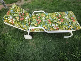 Vintage Gartenliege Metall weiss mit Blumenmuster Auflage