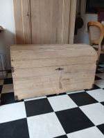 Große Tannenholz Truhe 