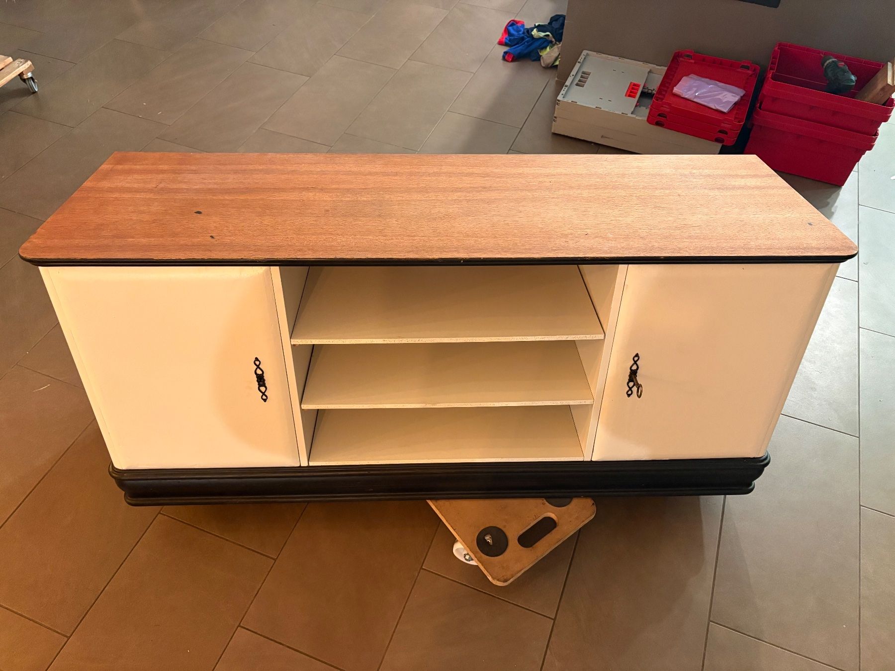 TV Möbel: Sideboard aus Holz mit Türen – Gebraucht aus Ehrendingen von leoman18