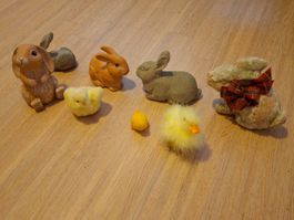 12 Osterhasen-Figuren aus Ton/Stein, Kunststoff / Porzellan