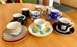 Bunte Sammlung Espresso-/Mokkatassen mit Untertassen