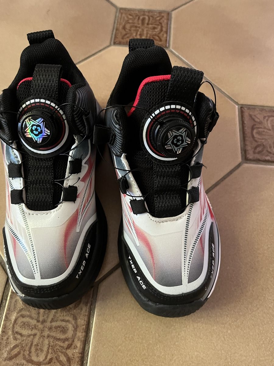 Scarpe per ragazzi: Basket chaussures taille 32 neuf  – Nuovo (secondo la descrizione) da Bellevue venduto da utilisatratice 1