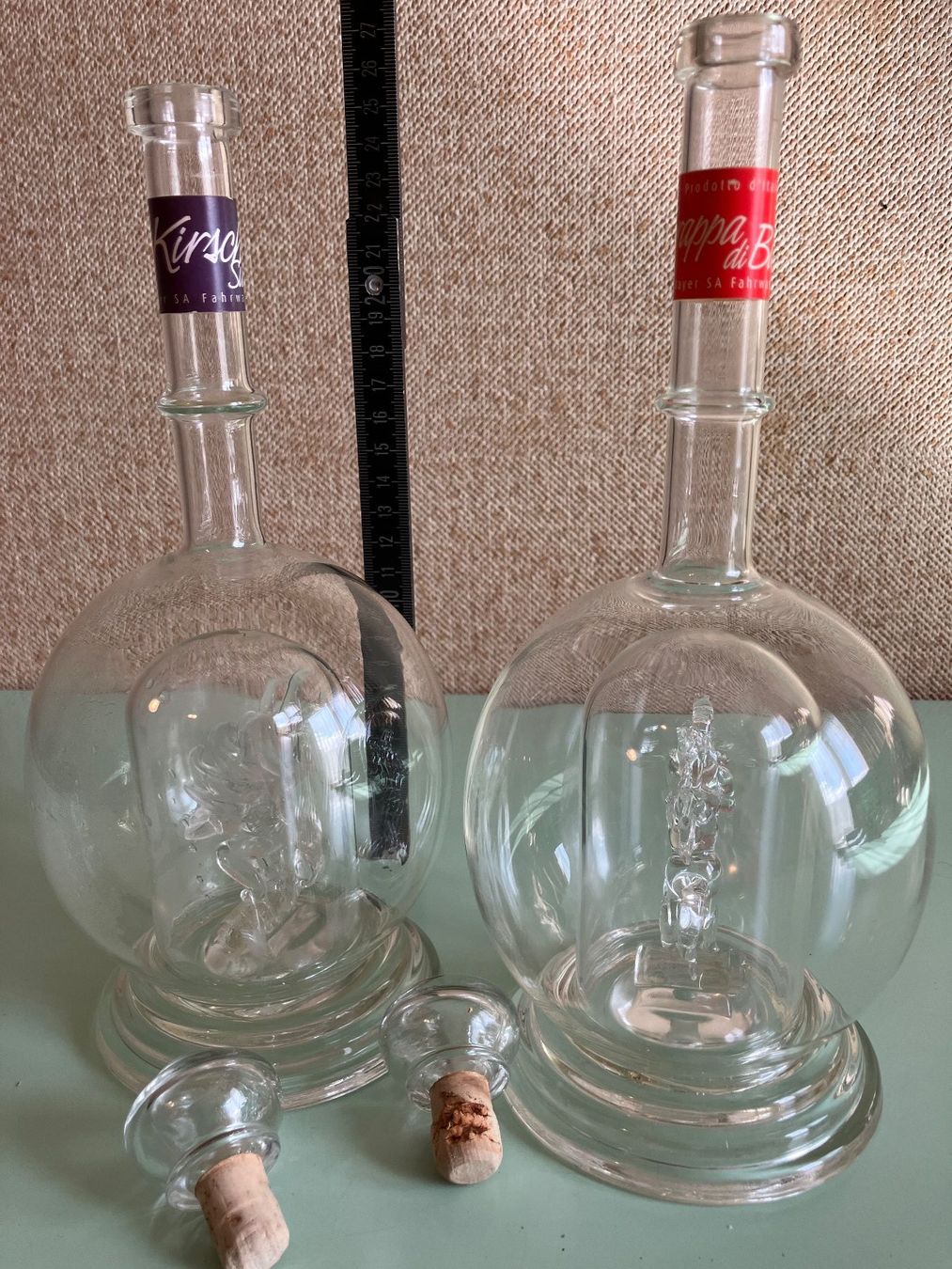 Caraffe: 2 Vintage Glaskaraffen, mit Innenfiguren – Usato da Sattel venduto da Pinggi7