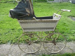 Antiker Kinderwagen
